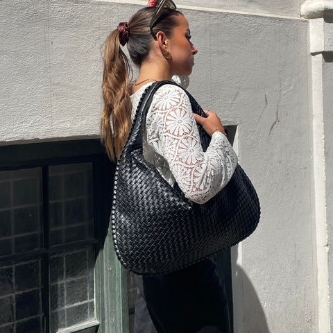 Arvella – Struktureret Håndtaske med Lynlåslukning og Organiseret Indre