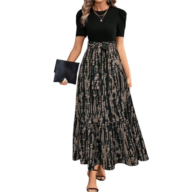 Hallie – Lang kjole med blomsterprint korte ærmer og flydende design