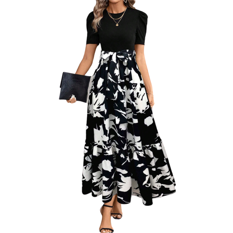 Hallie – Lang kjole med blomsterprint korte ærmer og flydende design