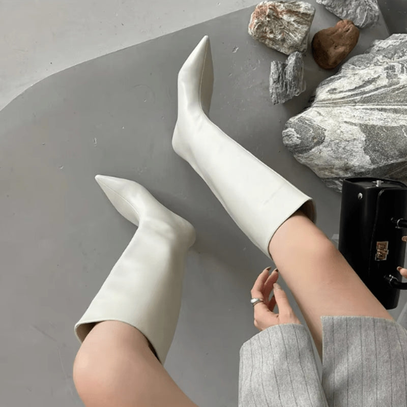 Emily – Mellemlange støvler med spids tå og tynde hæle