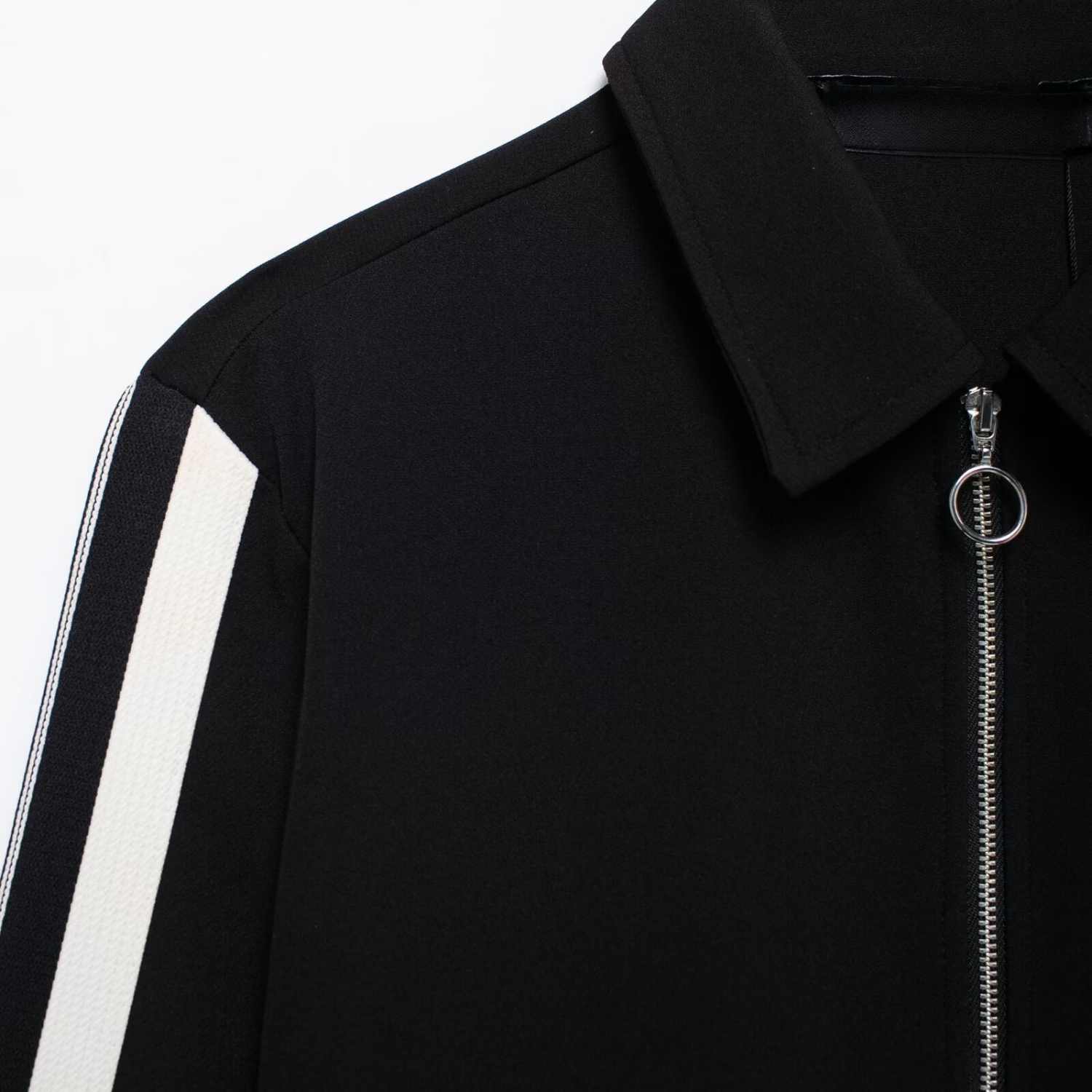 Lærke | Sporty Sæt med Kort Lynlåsjakke og Vide Bukser