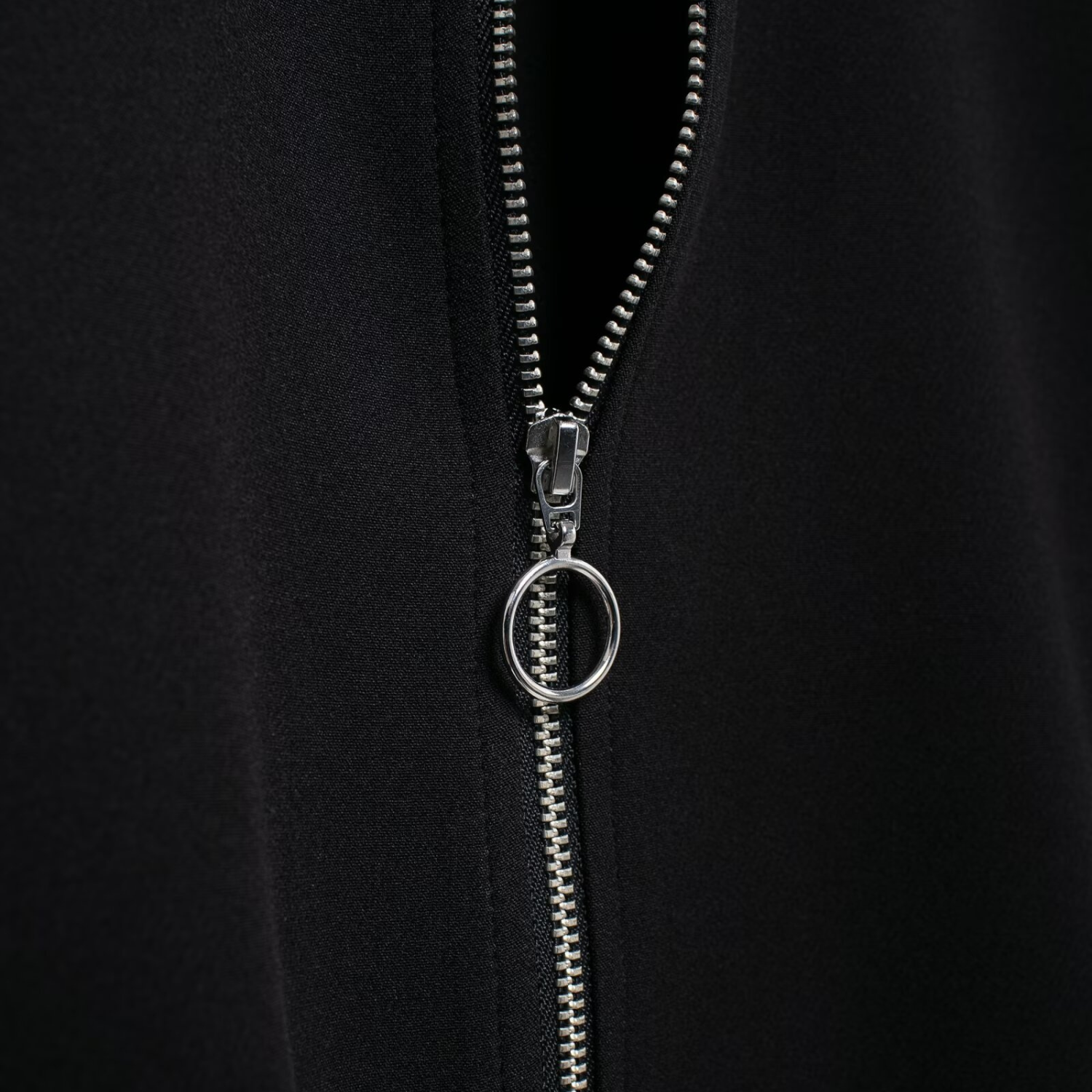 Lærke | Sporty Sæt med Kort Lynlåsjakke og Vide Bukser