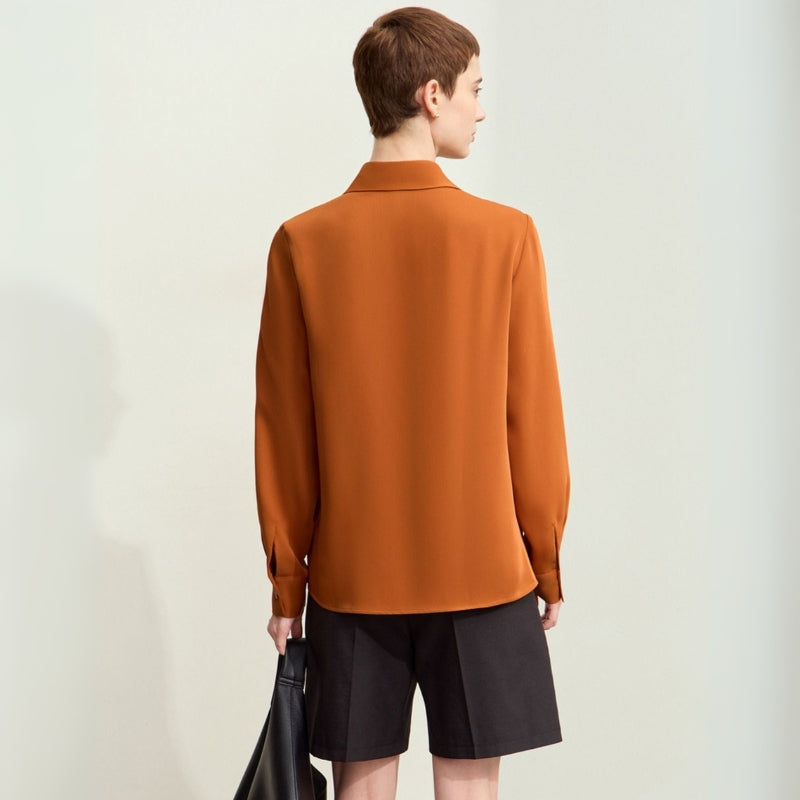 Olivia - Skjorte med knapdetaljer og klassisk krave