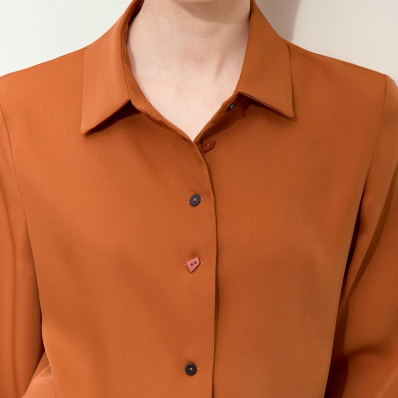 Olivia - Skjorte med knapdetaljer og klassisk krave