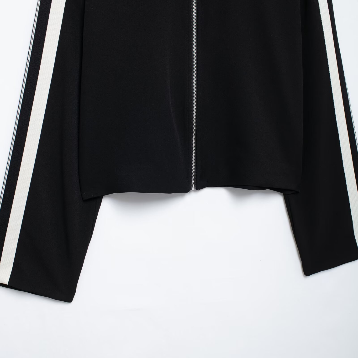 Lærke | Sporty Sæt med Kort Lynlåsjakke og Vide Bukser