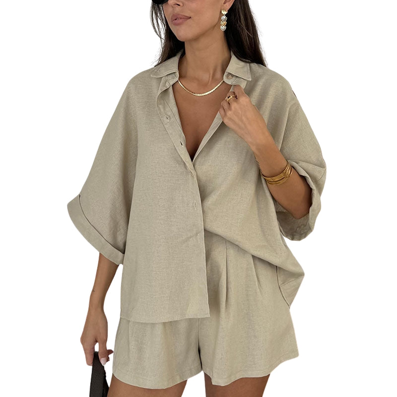 Mira – To-delt Sæt med Afslappet Skjorte og Højtaljede Shorts