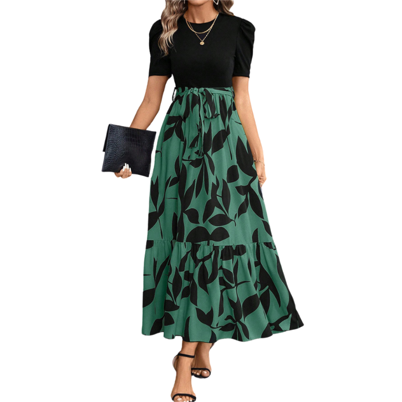 Hallie – Lang kjole med blomsterprint korte ærmer og flydende design