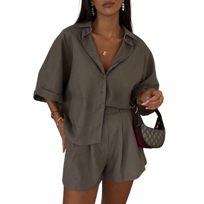 Mira – To-delt Sæt med Afslappet Skjorte og Højtaljede Shorts