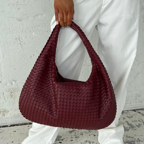 Arvella – Struktureret Håndtaske med Lynlåslukning og Organiseret Indre