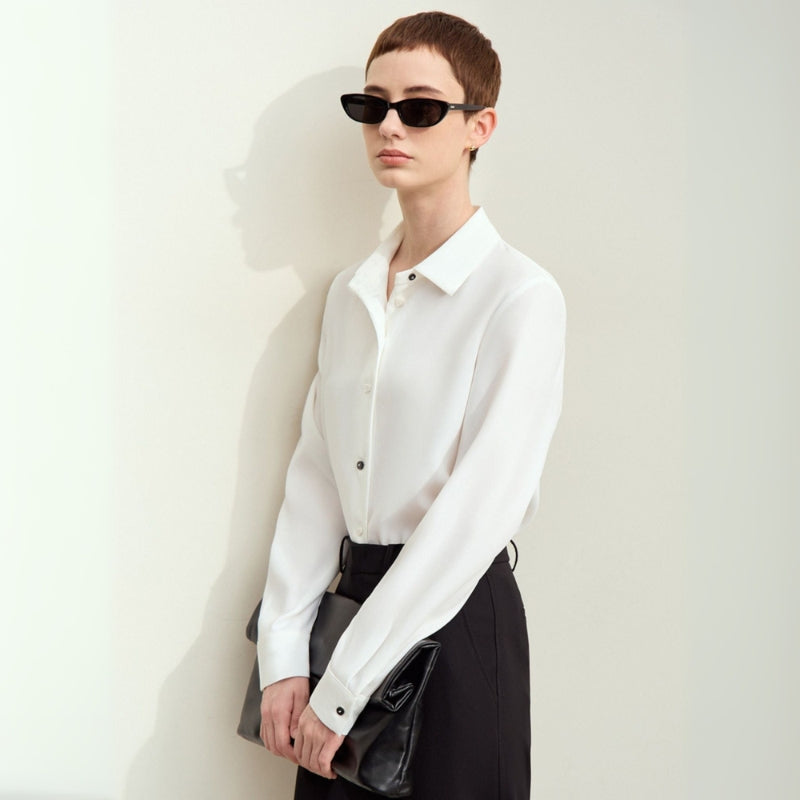 Olivia - Skjorte med knapdetaljer og klassisk krave