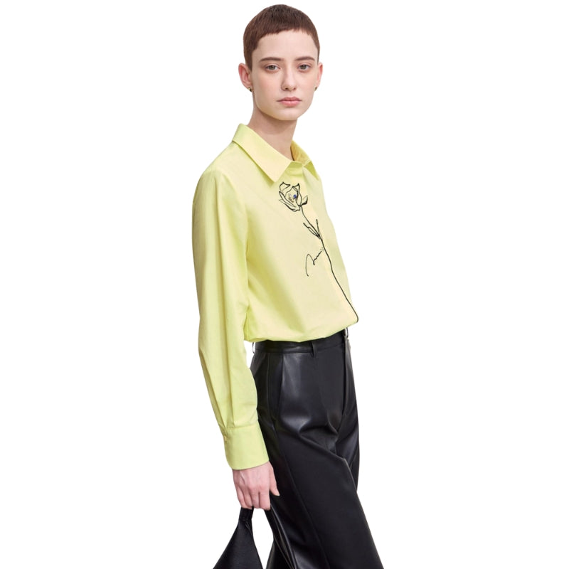 Isabella - Langærmet bluse med rosenbroderi og klassisk krave