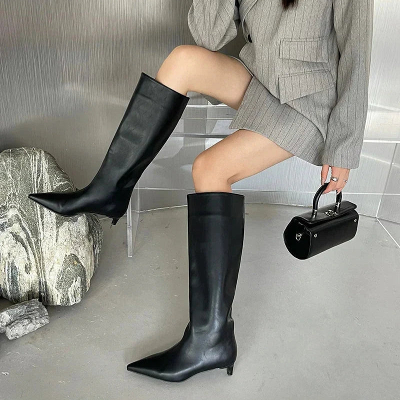 Emily – Mellemlange støvler med spids tå og tynde hæle