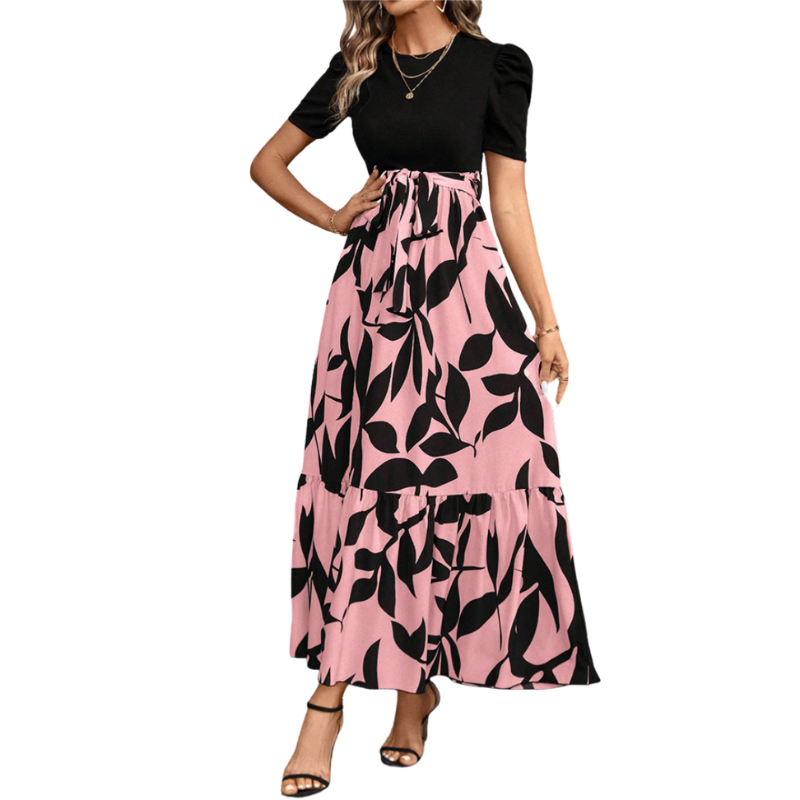 Hallie – Lang kjole med blomsterprint korte ærmer og flydende design