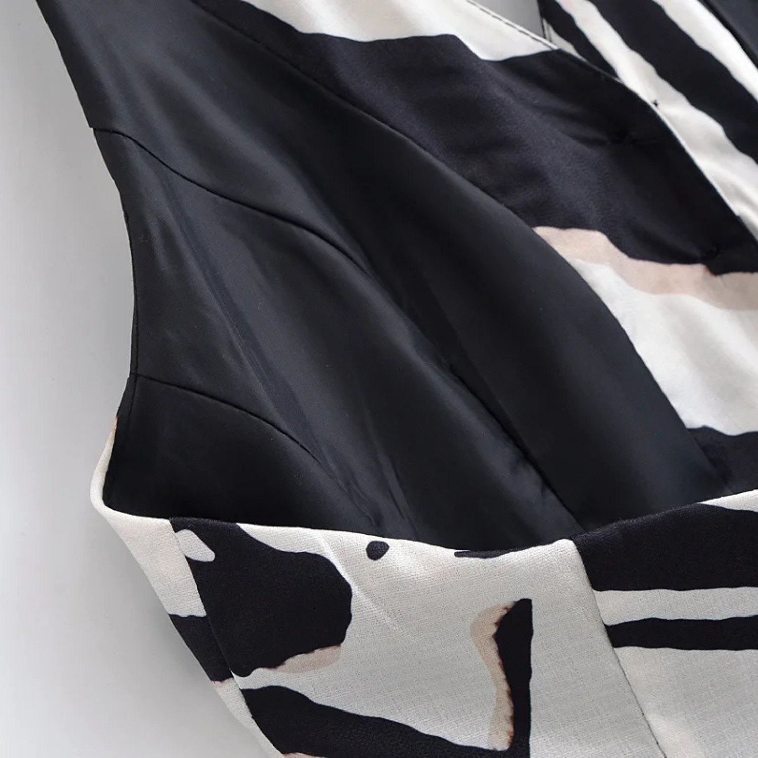 Alma | Buksedragt med Zebra-striber og Rygløs Vest + Højtaljede Bukser