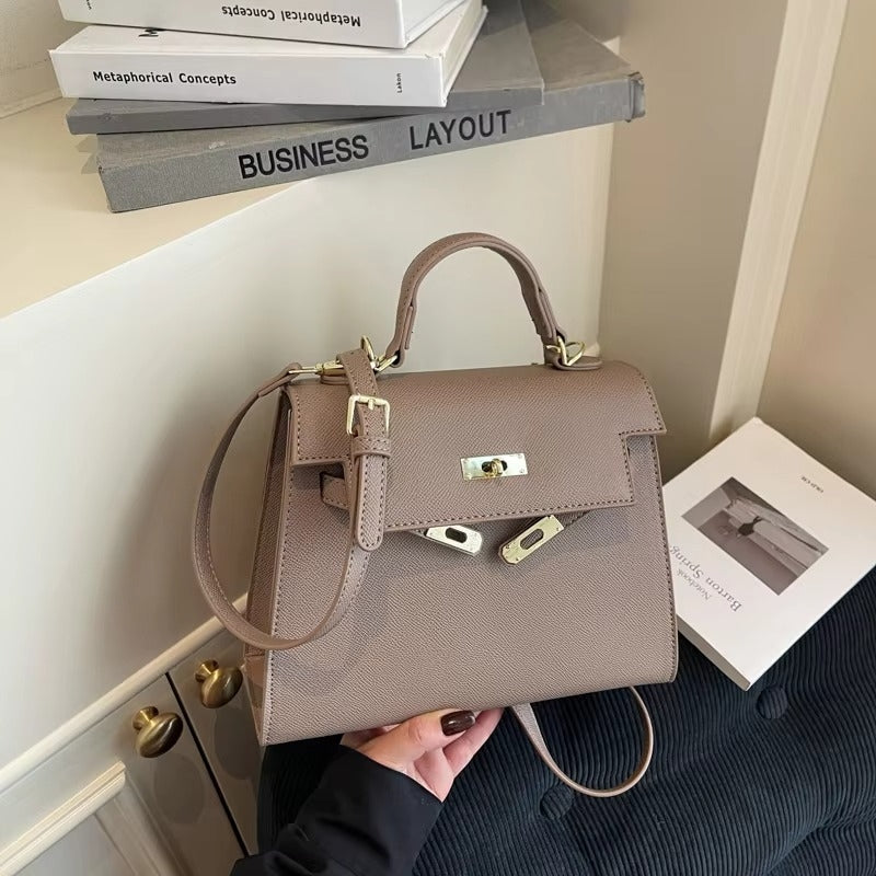 Layla - Skuldertaske med Nøglelås Lukning og Justerbar Rem