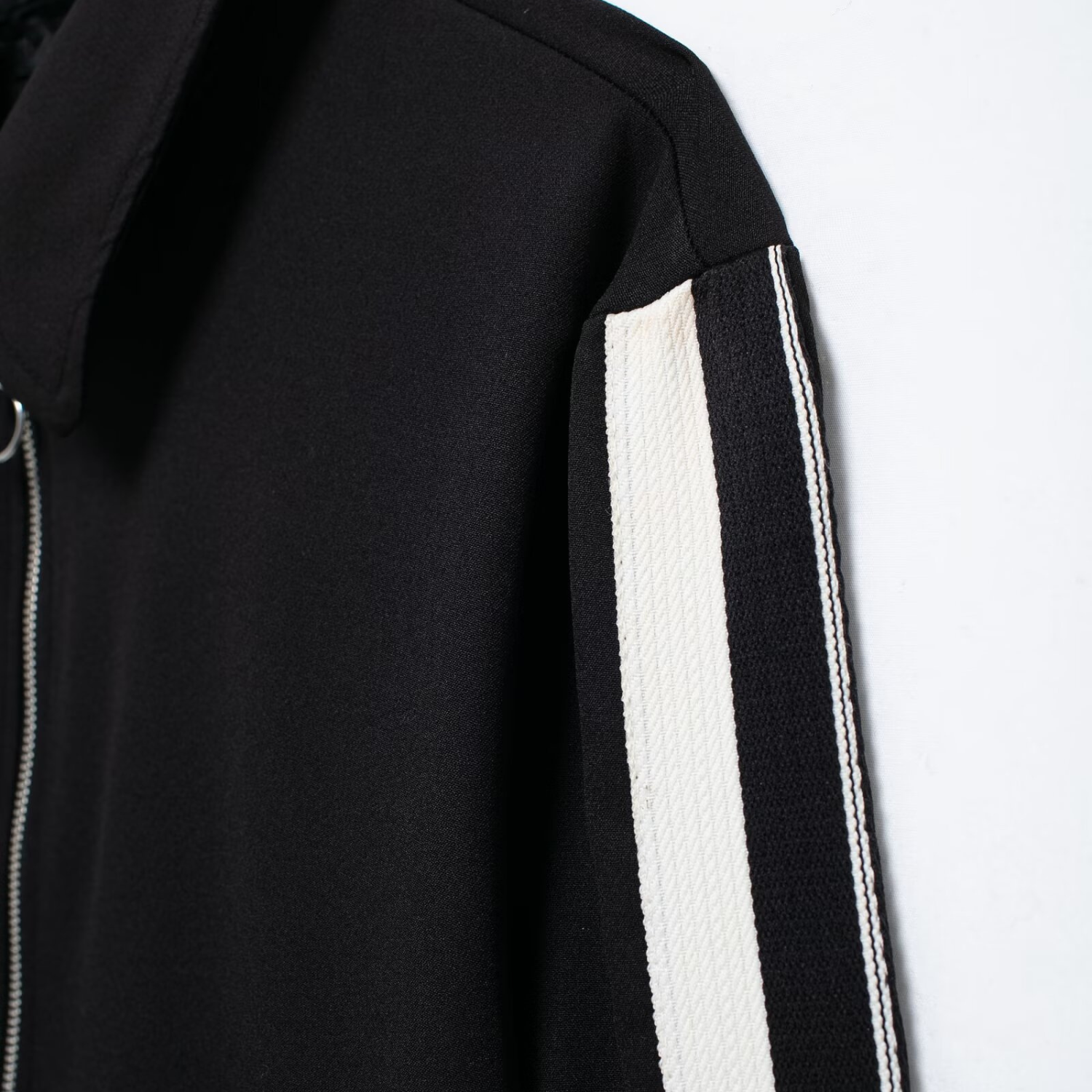 Lærke | Sporty Sæt med Kort Lynlåsjakke og Vide Bukser