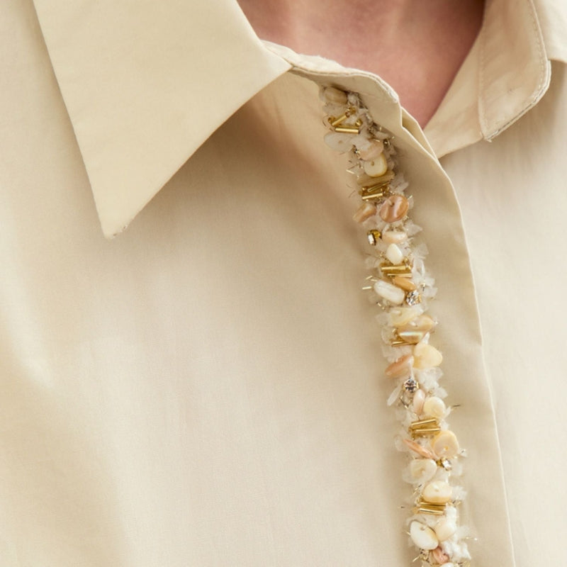 Luna - Langærmet bluse med perledetalje og skjulte knapper