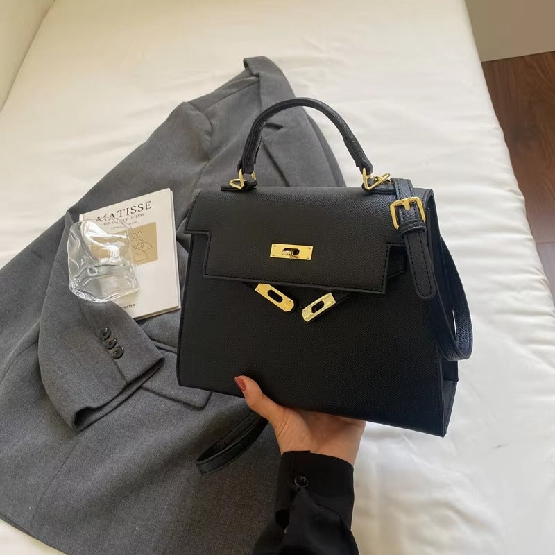 Layla - Skuldertaske med Nøglelås Lukning og Justerbar Rem