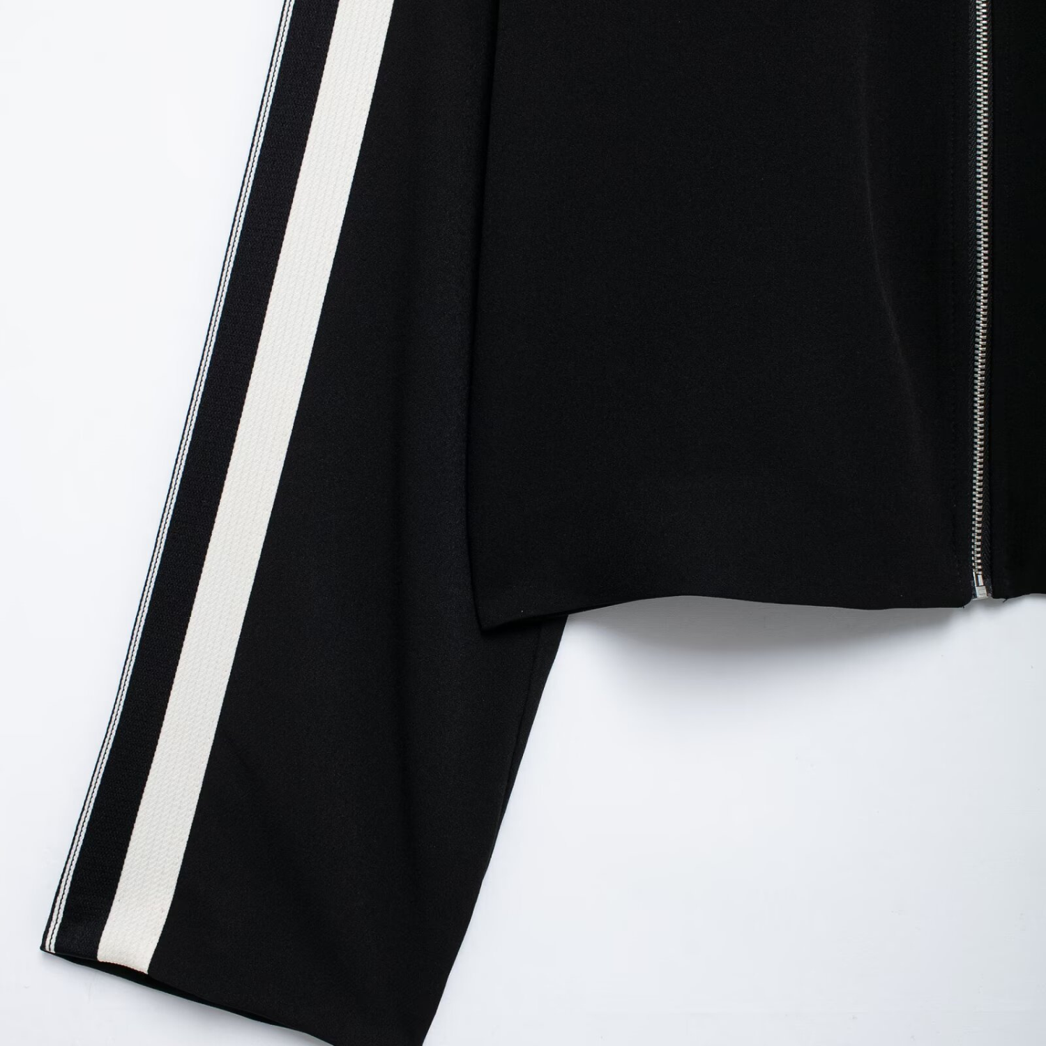 Lærke | Sporty Sæt med Kort Lynlåsjakke og Vide Bukser